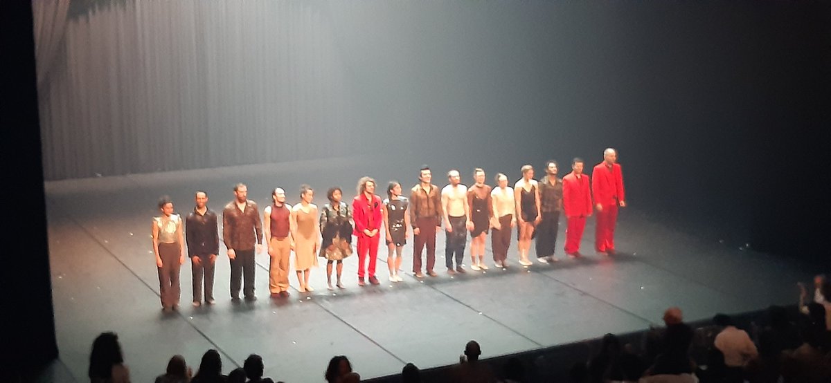 #TheatreOfDreams porte bien son nom.
Et pas uniquement du fait de son incroyable jeu de rideaux.
<a href="/HofeshCo/">Hofesh Shechter Co.</a> a décidément l'art du contre-pied et son dernier spectacle créé dans un <a href="/TheaVilleParis/">Théâtre de la Ville</a> bondé, regorge de surprises et de changements de rythmes.
🤩👏🏻