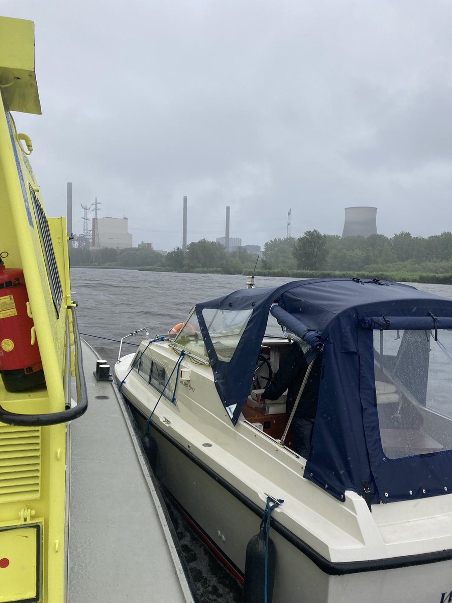 VLW_Joost's tweet photo. De #RWS18 opgehaald bij de werf in Drimmelen, melding van een jacht met motor problemen ter hoogte van de #Amertak, jacht langszij genomen en naar de jachthaven gebracht, het golft ter plaatse een beetje,check regelmatig je brandstoffilter #servicevandezaak #rijkswaterstaat https://t.co/Dqpp308hXb