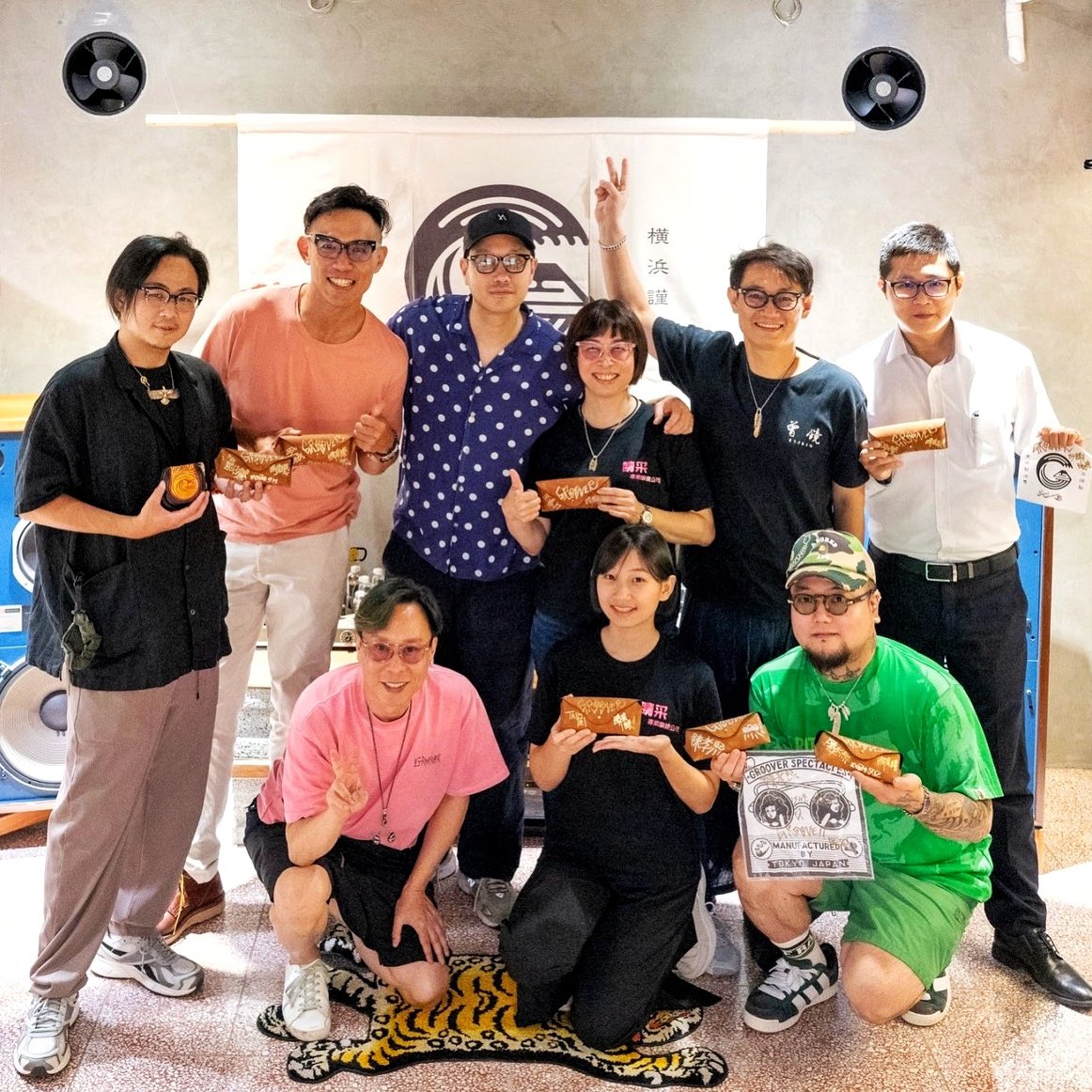 eaudevie_osaka's tweet photo. #GROOVERSPECTACLES のインスタより。
ここ数日デザイナーの中島さんが香港と台湾に出張へ行ってて前から噂は聞いてたけど海外でのGROOVERの人気がこれ程までとは😳‼️
そしたら本日🇨🇳からの旅行者が取り扱い店を調べて来てくれてGROOVERをお買い上げ頂きました🙏
タイムリー♪ https://t.co/oLwQ0oYx7u