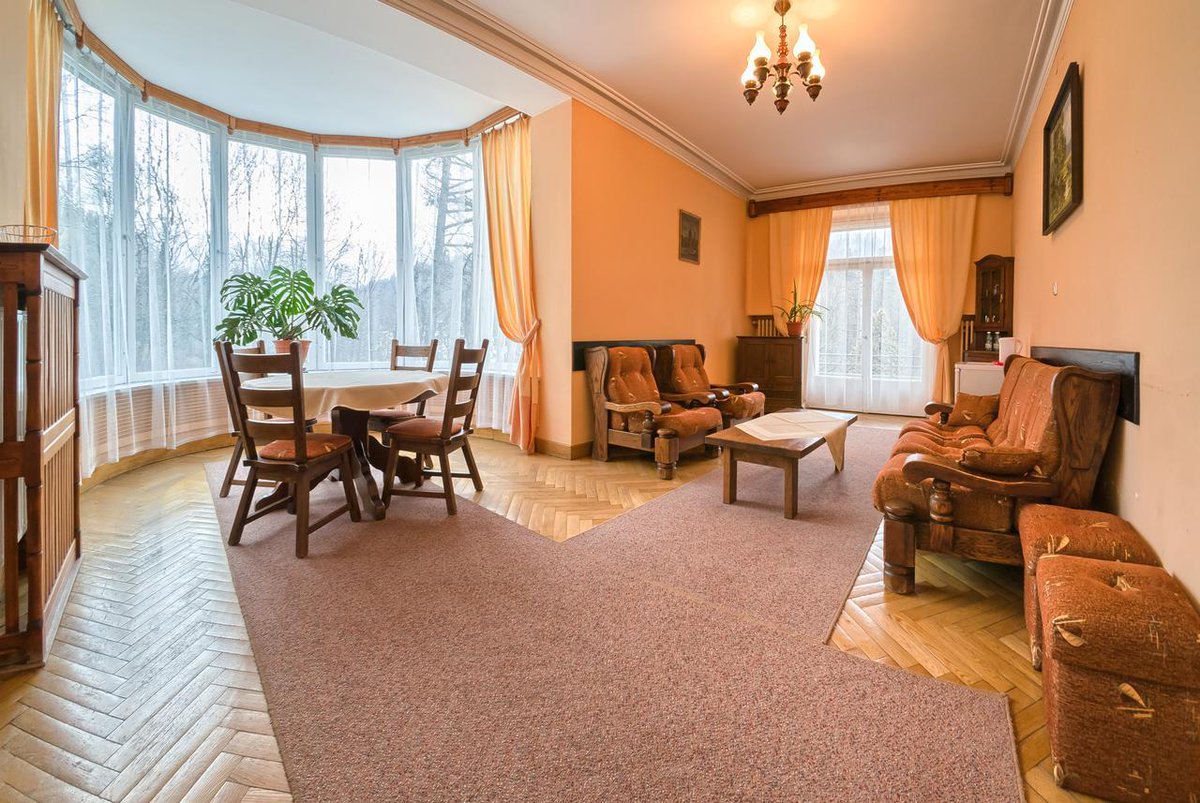 JanDlugosz1415's tweet photo. Na zdjęciach luksusowe wnętrza sanatorium Patria w Krynicy-Zdroju. Od ponad 2 lat działalność lecznicza jest zawieszona, a marmurowo-mahoniowe wnętrza zamieszkują przybysze z Ukrainy, którzy mają tam mieszkać do zakończenia wojny na Ukrainie. 🤡
https://t.co/oGAxSgoHVG https://t.co/9zVdIj3oHM
