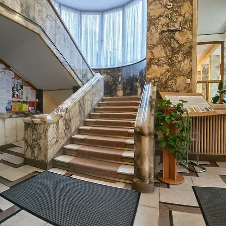 JanDlugosz1415's tweet photo. Na zdjęciach luksusowe wnętrza sanatorium Patria w Krynicy-Zdroju. Od ponad 2 lat działalność lecznicza jest zawieszona, a marmurowo-mahoniowe wnętrza zamieszkują przybysze z Ukrainy, którzy mają tam mieszkać do zakończenia wojny na Ukrainie. 🤡
https://t.co/oGAxSgoHVG https://t.co/9zVdIj3oHM