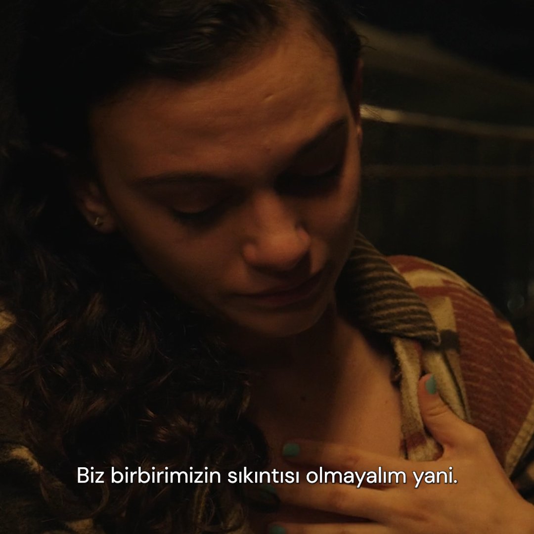 mubiturkiye's tweet photo. "Zaten hayatta bir sürü sıkıntımız olacak.”

Barış Demirdelen’den pek çoğumuza tanıdık gelecek bir gençlik hikayesi. AYNI İPTE ASILI, MUBI’de gösterimde. https://t.co/jSdJ2Gbl7D