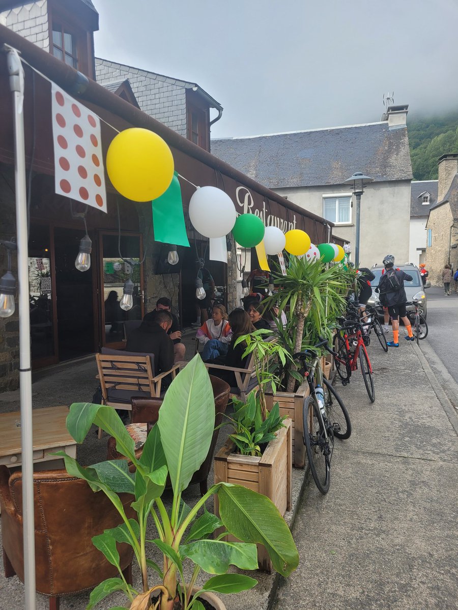 Mon <a href="/StLary_Pyrenees/">SaintLary_Officiel</a> chéri se met à l'heure du #TDF2024 🤩
Il y a déjà foule pour accueillir <a href="/LeTour/">Tour de France™</a>, des nuées de cyclos, franco-espagnols, des grappes de camping-cars.
Et de superbes fresques au Virage-Poulidor dont une pour ce cher <a href="/Danielmangeas/">Daniel Mangeas</a> ! 
<a href="/Aure65/">Vallée d'Aure 65</a> <a href="/corinne_crabe/">Corinne Crabé</a>