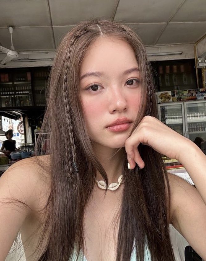 3ceสีนี้เลย Sun kissed makeup 👙🐚✨
โทนชมพูคอรัล เนื้อรุ่นนี้เงาๆเล่นแสงกลืนไปกับผิว ไม่แมทเหมือนรุ่นกลม พอโดนแดดแล้วสวยมาก สีslide slowlyสีโปรดพสจีนใช้กันเยอะ