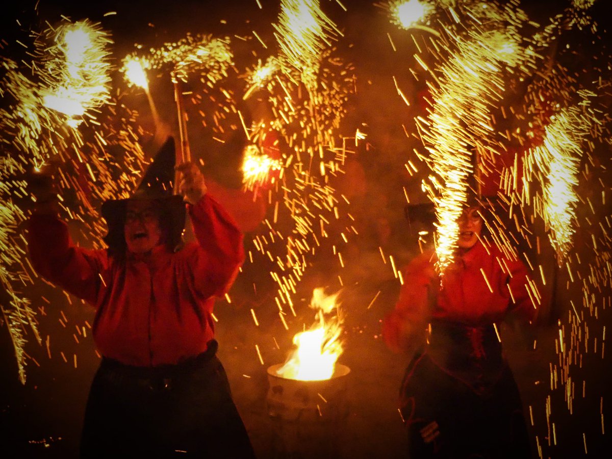 Ei!!!!!  Vols venir a cremar i a tocar amb Les Bruixes del Nord?
📨 Posa't en contacte a:  bruixesdelnord@gmail.com 
🔥 Som una colla de cultura popular feminista, antifeixista i dels països catalans.
📍 Mira què fem ➡️ youtube.com/@bruixesdelnor…