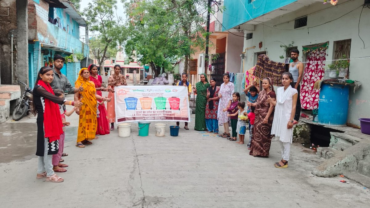 ujjainumc's tweet photo. आज उज्जैन नगर पालिक निगम के I.E.C सदस्यों द्वारा झोन क्रमांक झोन क्रमांक 03 के वार्ड 33 में जाकर नागरिकों को 4 बिन सेग्रीगेशन की जानकारी दी गई।
#उत्कृष्ट_उन्नत_उज्जवल_उज्जैन  
#चार_बिन_हर_दिन 
#SEGREGATION 
#HOME_COMPOSTING   #जनजागरुकता_अभियान 
#स्वच्छ_उज्जैन_स्वस्थ_उज्जैन https://t.co/UcqFm8b7e2