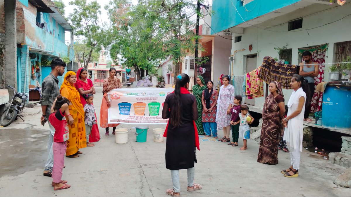 ujjainumc's tweet photo. आज उज्जैन नगर पालिक निगम के I.E.C सदस्यों द्वारा झोन क्रमांक झोन क्रमांक 03 के वार्ड 33 में जाकर नागरिकों को 4 बिन सेग्रीगेशन की जानकारी दी गई।
#उत्कृष्ट_उन्नत_उज्जवल_उज्जैन  
#चार_बिन_हर_दिन 
#SEGREGATION 
#HOME_COMPOSTING   #जनजागरुकता_अभियान 
#स्वच्छ_उज्जैन_स्वस्थ_उज्जैन https://t.co/UcqFm8b7e2