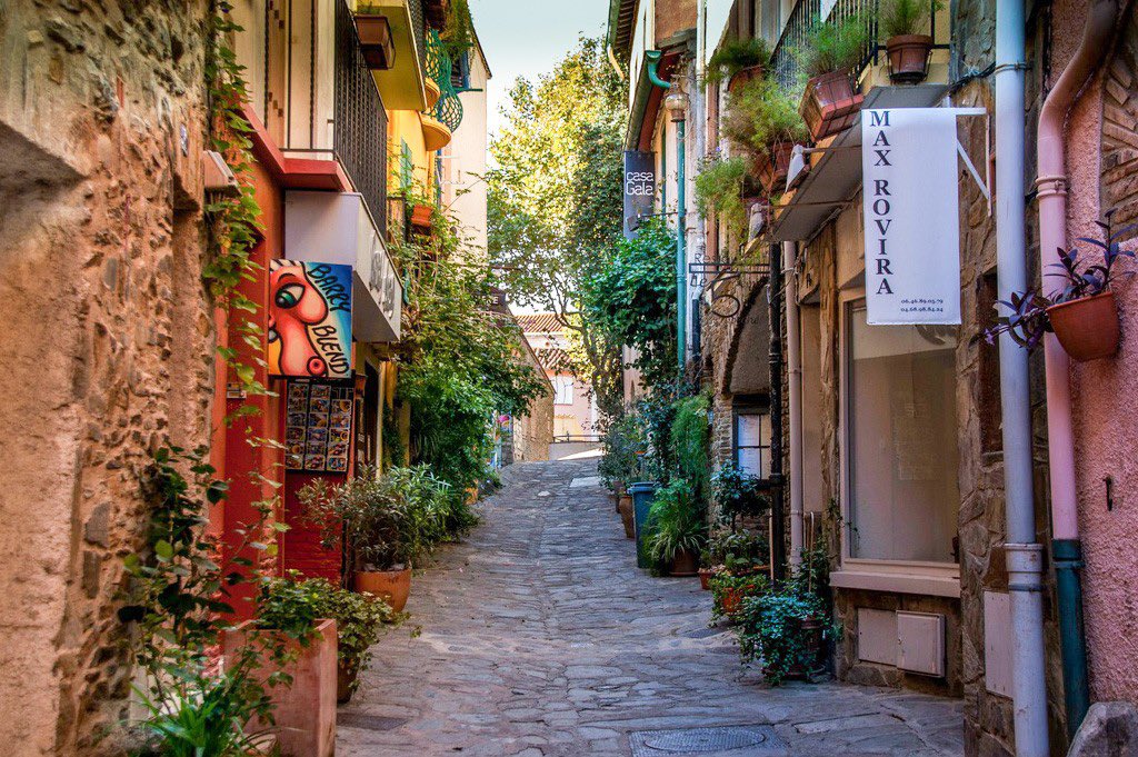 GossipRoomOff's tweet photo. 🚨 Collioure, dans les Pyrénées-Orientales, vient d'être élu "Village préféré des Français en 2024" !

Avec ses 2 517 habitants, le village se niche à l'abri d'une crique, et de ses eaux méditerranéennes turquoises, et des roches montagneuses des Pyrénées. Un véritable petit coin de paradis ! 🇫🇷☀️ (via BFMTV)

📸: Tom Sweeney