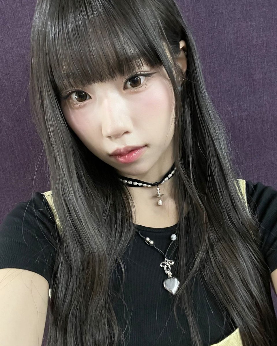 ꕮ . . Feeling super cute today! Loving my sleek, long hair with these bangs that frame my face perfectly. ۶ৎ My black top and choker necklace give a chic vibe, and the delicate heart pendant adds a sweet touch. I'm ready to shine!⠀ׂ   ִ  𔘓