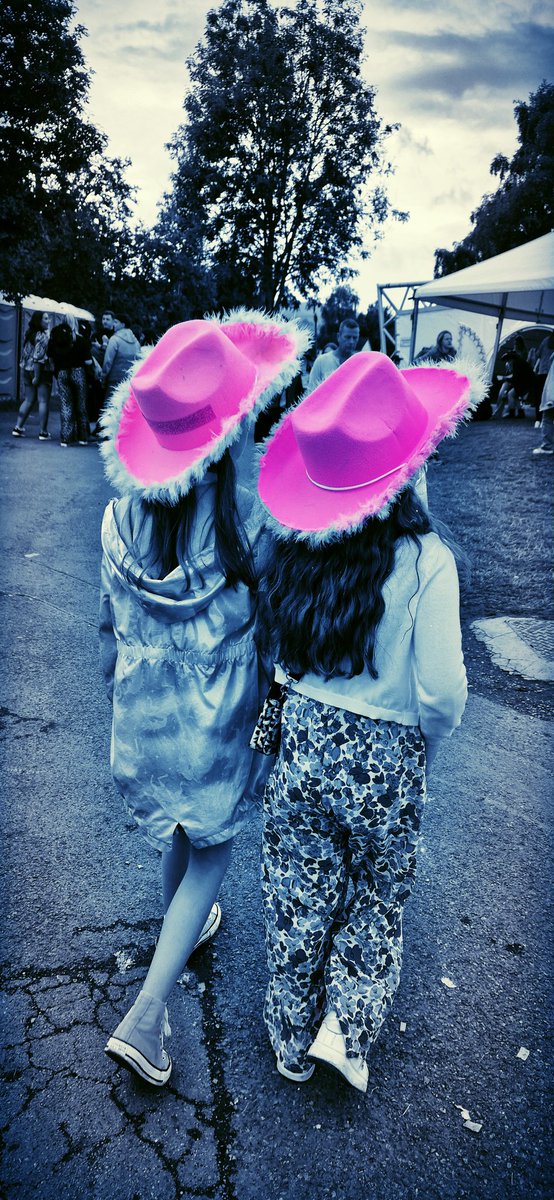 These two besties went to their first ever gig to watch the amazing <a href="/jessglynne/">Jess Glynne</a> in <a href="/llangollen_Eist/">Llangollen International Eisteddfod</a> last night, and they absolutely LOVED it 🫶 #ohtobeseven 💕🎶