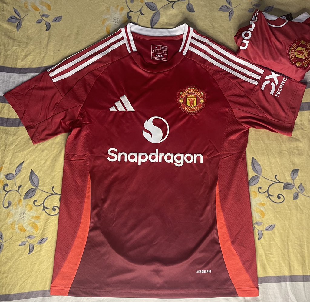 ManUtdInPidgin's tweet photo. 🚨 GIVEAWAY! 🚨
One Lucky #MUFC fan go win this 2024-25 Manchester United Jersey for Free from us.
We go announce the Winner on July 28th. 📆
If you wan make we pick you, Drop “❤️ #MUIP” below. ⬇️ https://t.co/ckdHtHXqSn