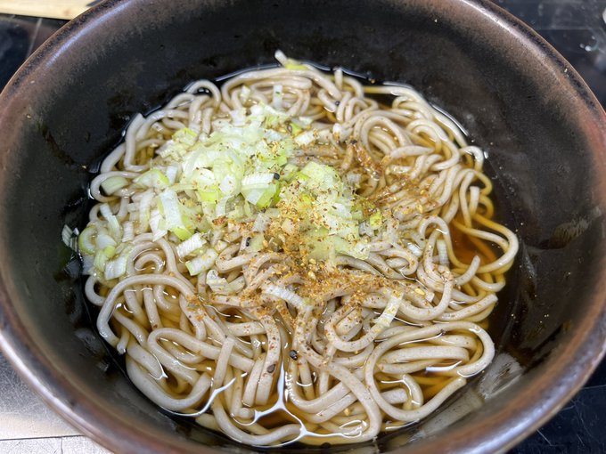 う〜蕎麦うまい出汁は関東風の甘辛がいいね砂糖はザラメを使うとうまくなる。そういえばこの丼むかーし立ち食い蕎麦屋でバイトしてた店のやつだ 