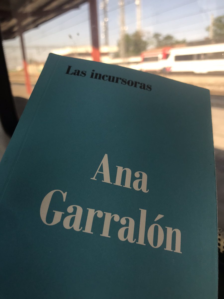 Viajar en la mejor compañía. 
Enorme libro ha escrito la querida y admirada Ana Garralón, voy devorando capítulos sin querer bajarme de este tren 🥰