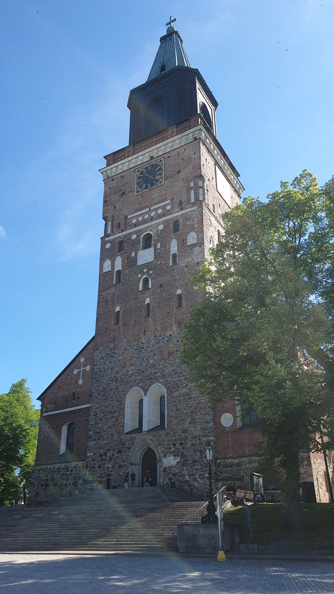 SSilanto's tweet photo. Hei @TkuTuomiokirkko minun havaintojen mukaan kellotaulu on 15-20 min jäljessä. Lyönnit kyllä tasalta. Voinette tarkistaa. https://t.co/S7G1UN0iSG