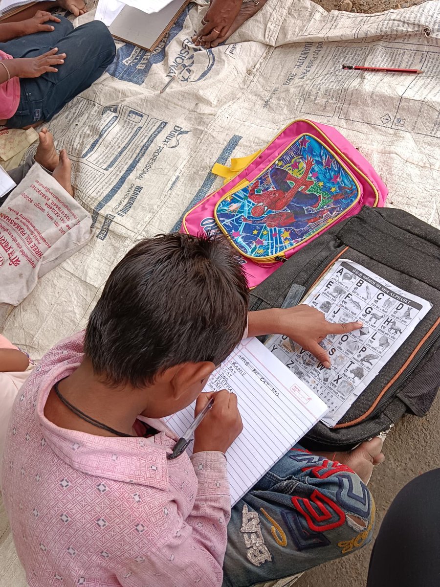 Alok4Tech's tweet photo. Team Jaipur, you guys are absolute rockstars! 🎉📚 Today we conducted an educational drive in Kardhani, Jhotwara , it  was a resounding success, and I couldn't be prouder! 🙌
@Aashraya_07 @priyanshupkg07 https://t.co/aYfs4IOTZ3