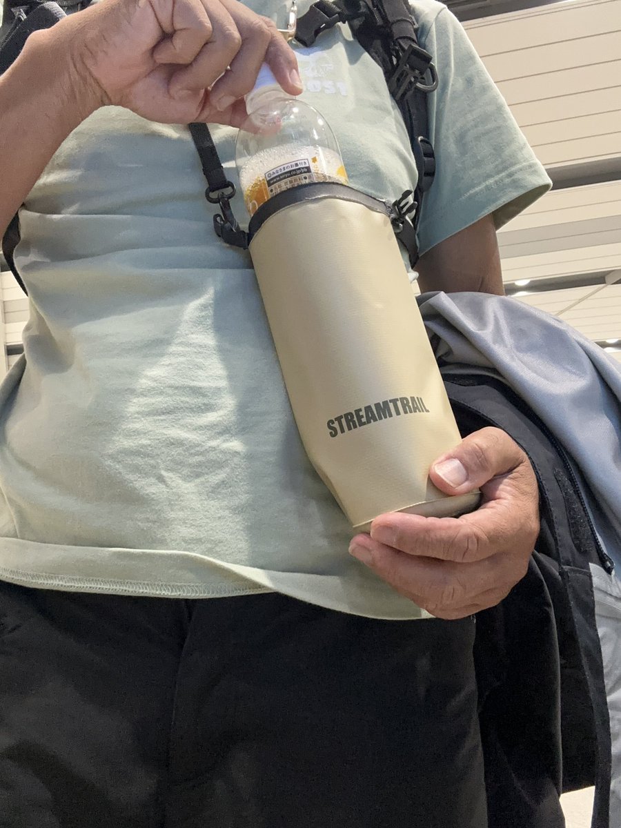 stream_trail's tweet photo. Babylon バビロン　ミニミニドライチューブ　600ml ボトルキャリーも　スマホもすっぽりOK くるくるしたら小物防水ケース　あったら絶対便利　https://t.co/cdfVXC4Y0d https://t.co/uX0KfAP1QA