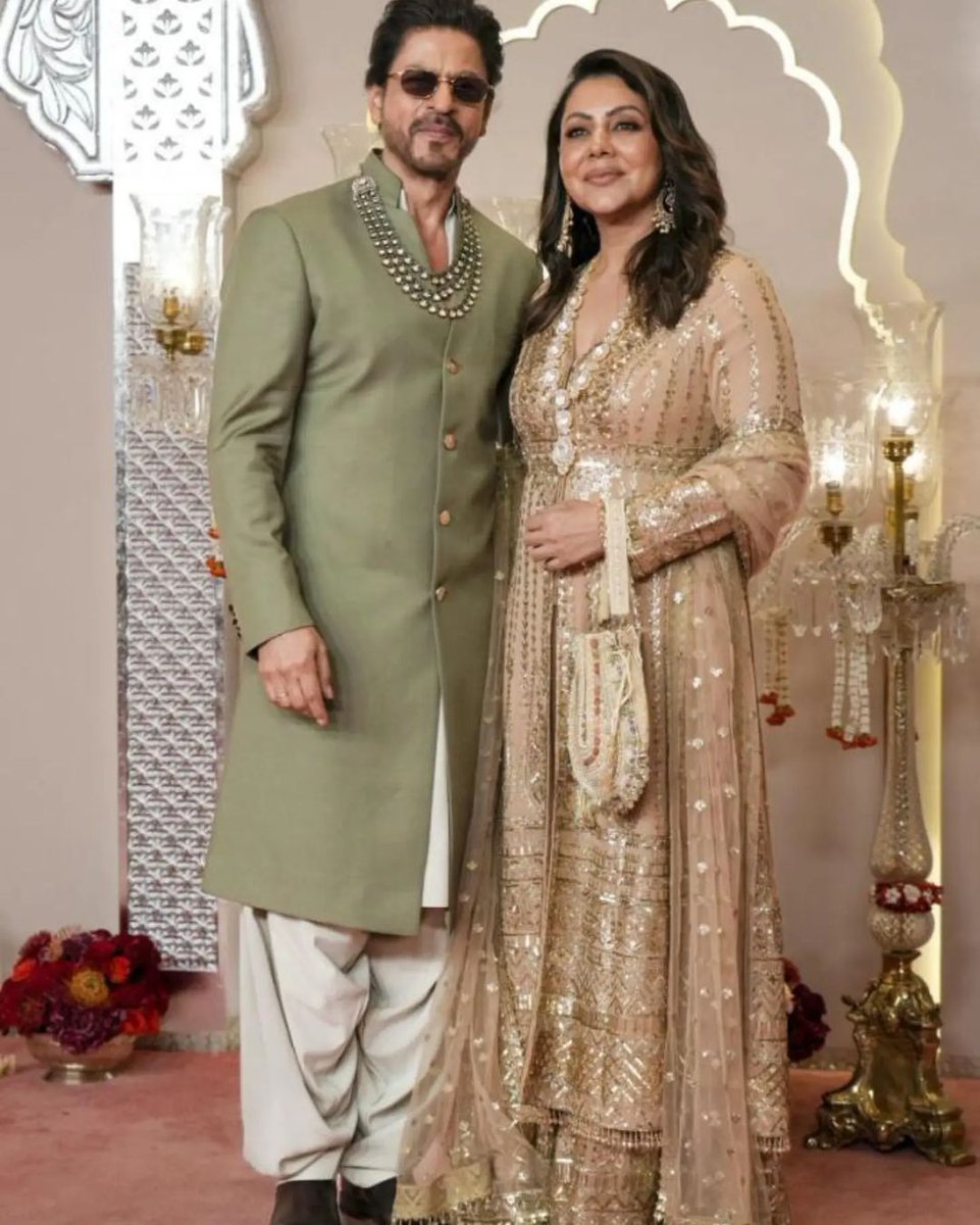 iamsrk_077's tweet photo. Lakhnow da kurta punjabi salwaar. 
SHAH RUKH KHAN at AMBANI'S.
#ShahRukhKhan #AmbaniFamily
#ShahRukhKhan #AmbaniWedding https://t.co/2QTA1iaMOz