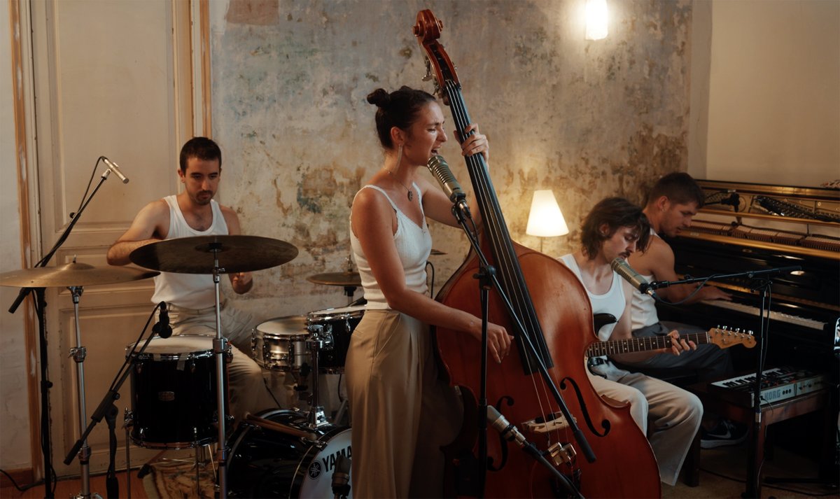 bankrobberbcn's tweet photo. Avui dissabte, @magalidatzira amb el seu contrabaix i tota la banda en concert a @elterratdecelra (20h), des de la cuina i des del menjador https://t.co/bhjmqp9PYT https://t.co/1fNTyJ7VAA