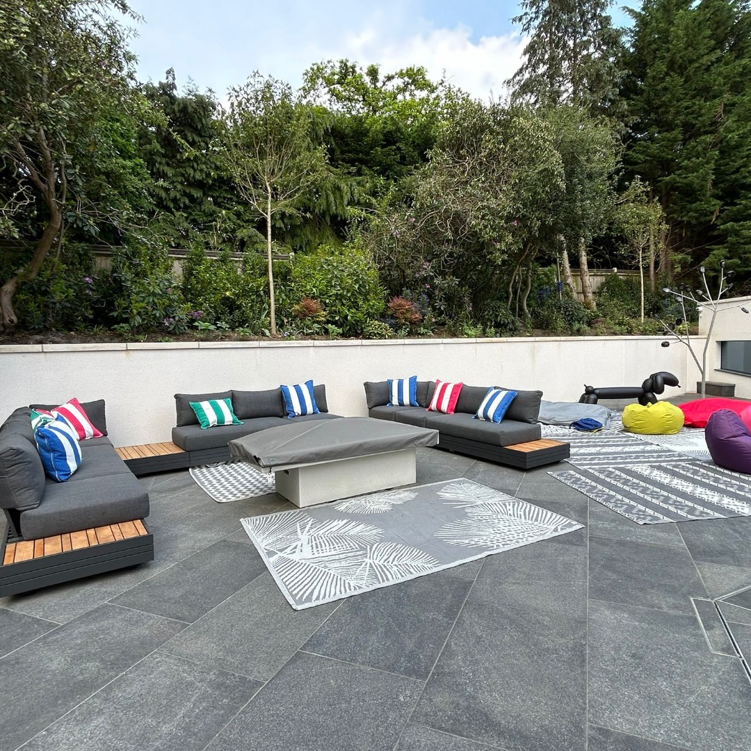 A stunning space owned by Dawn in Surrey. What a fantastic outdoor living space for the family to enjoy!☀️🌳

Check out our interview with Dawn on our website: grilloliving.com/blog/portfolio…

#garden #outdoorkitchen #bbq #outdoorliving