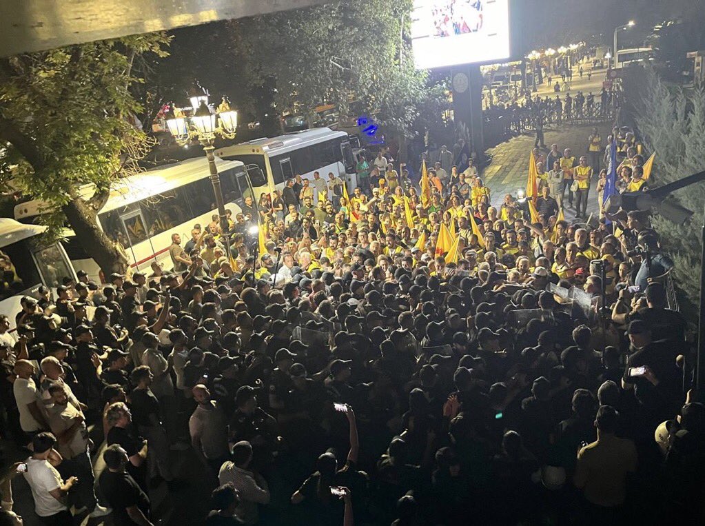 Tüm ülkenin gündemi ÖMK. Öğretmenler hakları için direniyor, göz altına alınıyor, yerlerde sürükleniyor. Özel sektör öğretmenleri insanca yaşam için taban ücret düzenlemesi mücadelesi veriyor.  Ama MEB bunları hiç görmüyor, duymuyor, tek cümle etmiyor. #öğretmeneşiddetömkyireddet