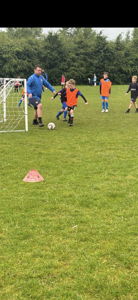 em_ufc's tweet photo. @Broadoak_PE @Broadoak_Year2 @Broadoak_PS Xander kicking off the weekend with some Friday night football #hff https://t.co/ZhsIejIscR