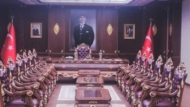 Kaymakamlık yazılı sınavını kılpayı geçip mülakatta yüksek puan verilerek atanan isimler dikkat çekti:

-Ali S., barajı 0,3 puanla geçti, mülakattan 91 alarak atandı, babası AKP'li belediye başkanı

-Batuhan K, barajı 0,9 puanla geçti, mülakattan 91 alarak atandı, kendisi eski