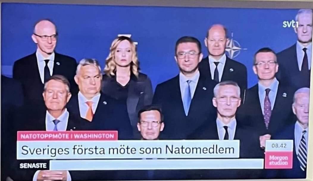 AllanLarsson69's tweet photo. Vem är dvärgen i mitten? Kan det vara #statistminister #ulfkristersson aka #bluffe som försöker synas bland Europas ledare? Står förmodligen på tå… https://t.co/7V16OAGOf9
