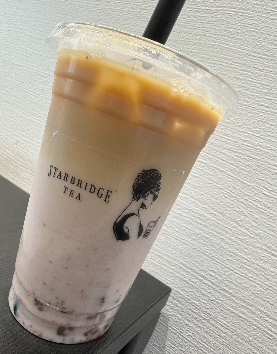 oo79864432's tweet photo. STARBRIDGE TEA 茗星橋 🌉 白金台
5回目 😆
23年4月以来。
もうすぐ5周年🎊おめでとうございます㊗️
アートギャラリー兼営🖼️
ベリーティーラテ🍓 L+プラチナパール⚪️(自家製生タピオカ) 880円
タピ中大粒弾力系、お茶美味✨
BGMはJAZZ🎺
#タピ活 #タピオカ #スターブリッジ #starbridge #白金台 #茗星橋