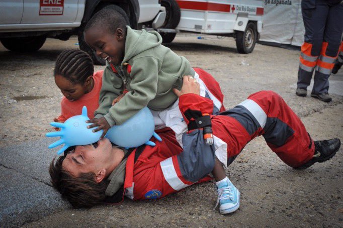 Violento ataque de unos MENAS a un voluntario.