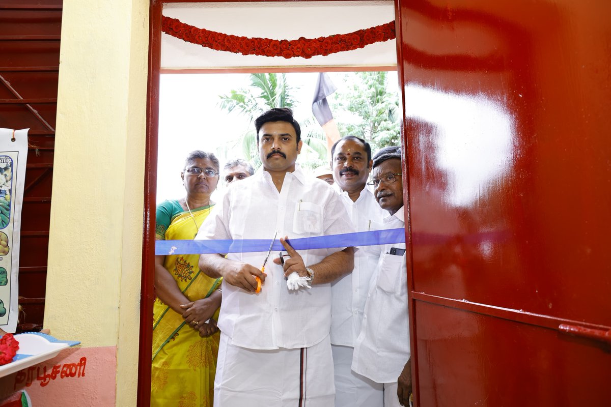 MMathiventhan's tweet image. #Paramathi #Mallasamudram நாமக்கல் கிழக்கு மாவட்ட செயலாளரும் மாநிலங்களவை உறுப்பினருமான அண்ணன் திரு. KRN Rajeshkumar MP., அவர்களின் #MPLAD 2022 - 2023 உறுப்பினர் மேம்பாட்டு நீதியில் ரூ. 15.75 இலட்சம் மதிப்பீட்டில் பரமத்தி வேலூர் சட்டமன்ற தொகுதியில்..