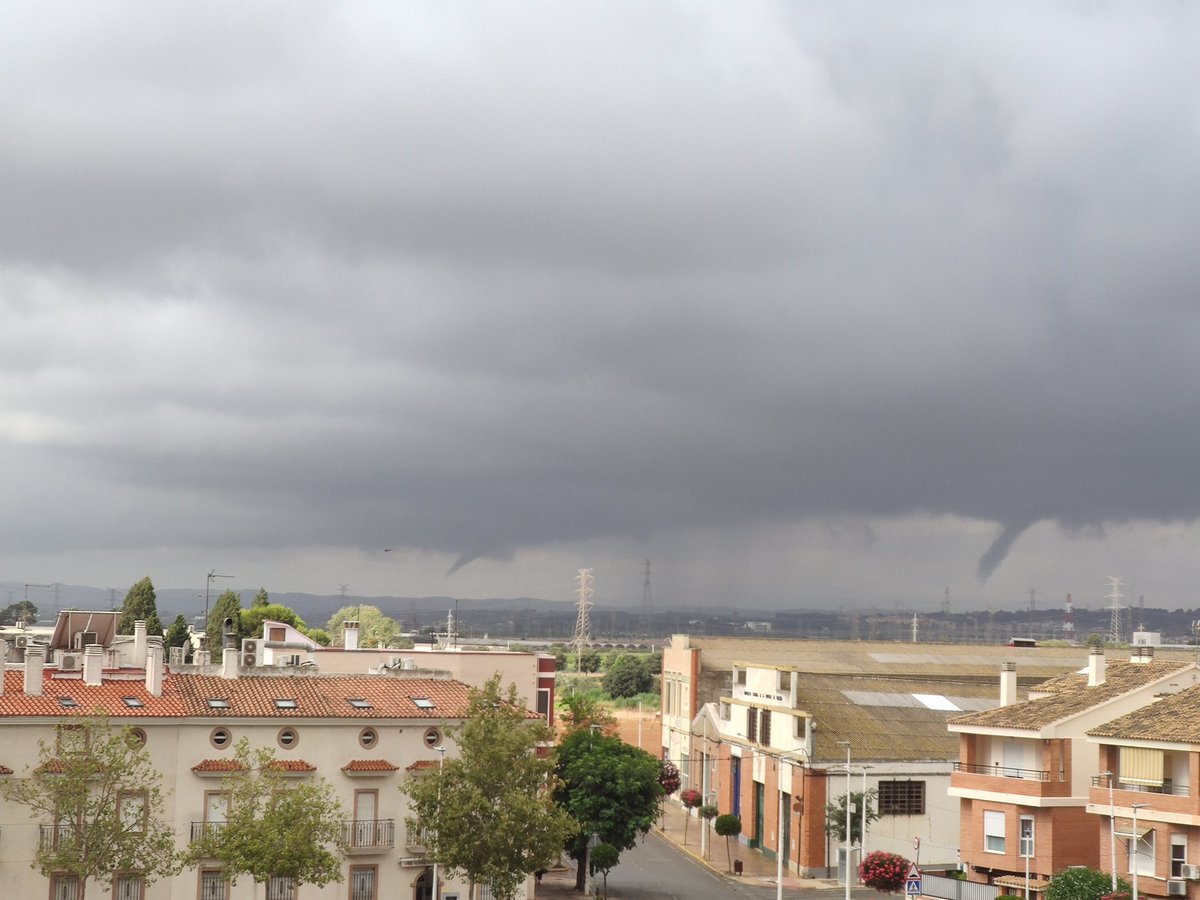 maxijvg's tweet photo. @Valencia_WX  va fuerte ahora dos a la vez https://t.co/bgFLJGYf3L