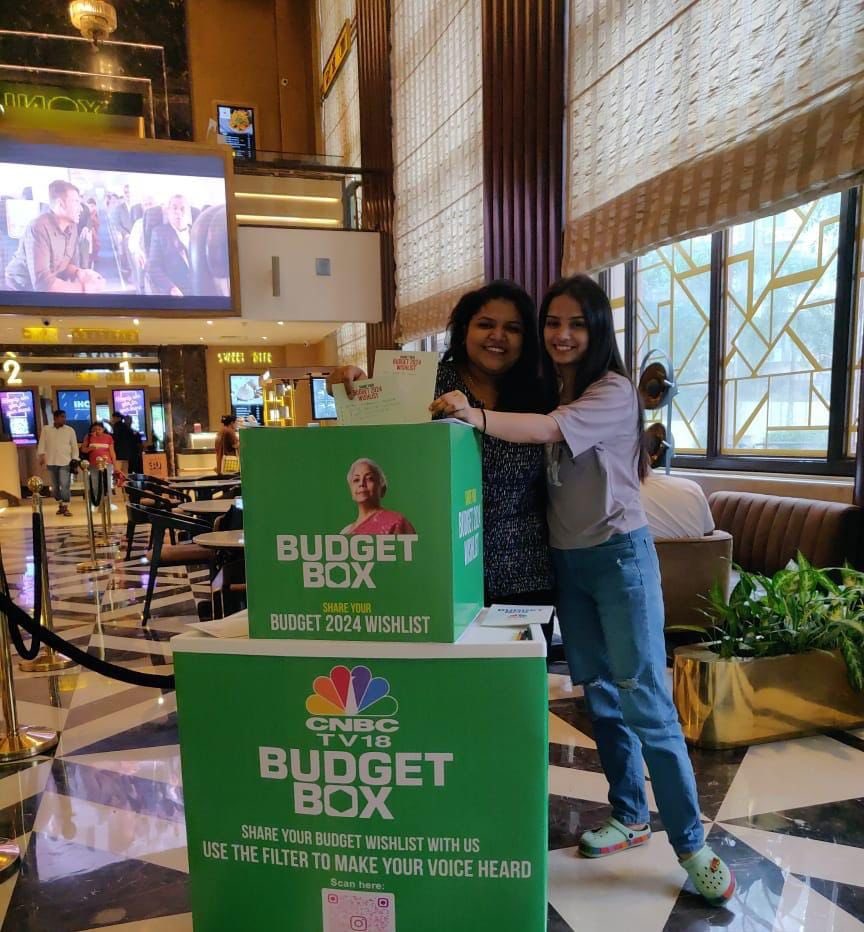 ShereenBhan's tweet photo. Our #BudgetBox is on the move! Share your suggestions and recommendations with us. We would love to hear from you! @CNBCTV18Live @CNBCTV18News #BudgetWithCNBCTV18 @nsitharamanoffc https://t.co/rdF62kCyLz