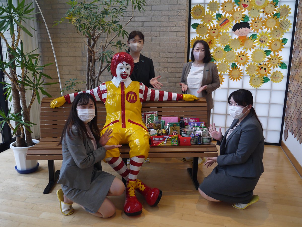 dmh_nagoya's tweet photo. 明治安田生命のみなさまが、寄付品をもってきてくださいました。いつもハウスを支援してくださってありがとうございます。
あたたかいお気持ちを受け取りました！ https://t.co/BLPIL00pPf