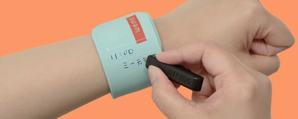 KDM_Kouchi's tweet image. 繰り返し使えるバンドメモあります❗️
「wemo（ウェモ）バンドタイプ：コスモテック」

シリコン素材のバンドタイプで腕にしっかり巻きつきます❗️
油性ボールペンでメモしても、消しゴムで消せます❗️
濡れても消えない❗️

現場で活躍中の皆さん必見❗️❗️
ぜひ店頭にてご確認ください☺️

#wemo
#ウェモ