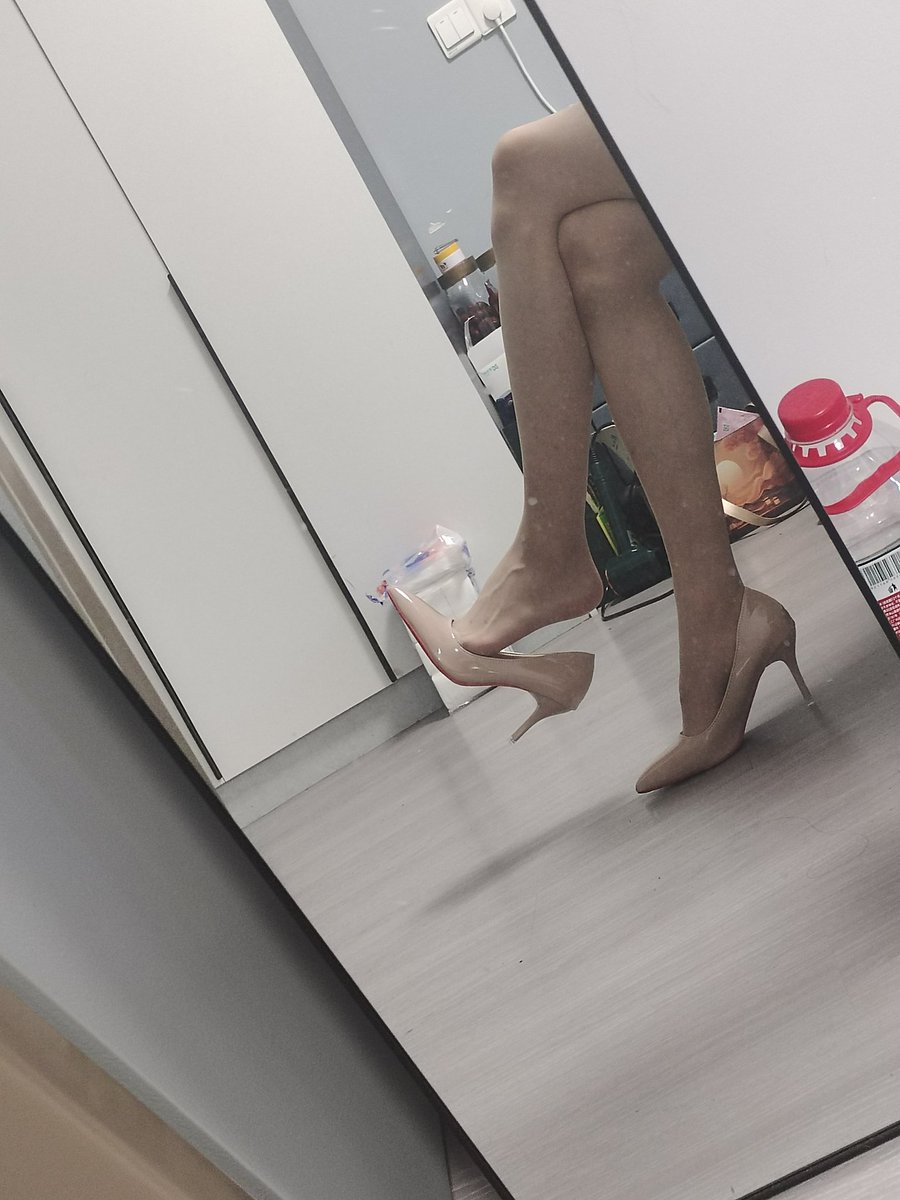 买的新衣服到了！自己配的感觉还可以。 #女装  #丝袜  #伪娘