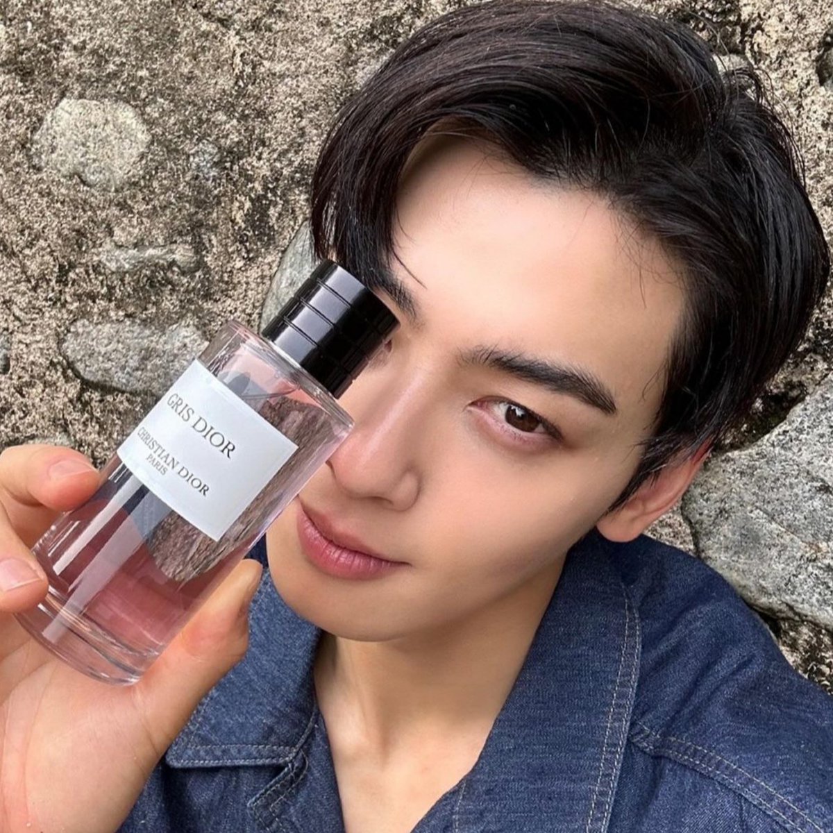 CEWster_'s tweet photo. Ayan nagparamdam tuloy 🥹🥹🥹 #ChaEunwoo #차은우 for @dior. Now I know what scent I will wear later  #GrisDior 💜

📸 IG @CHAEUNWOO_offcl https://t.co/3qdOT2CQM8