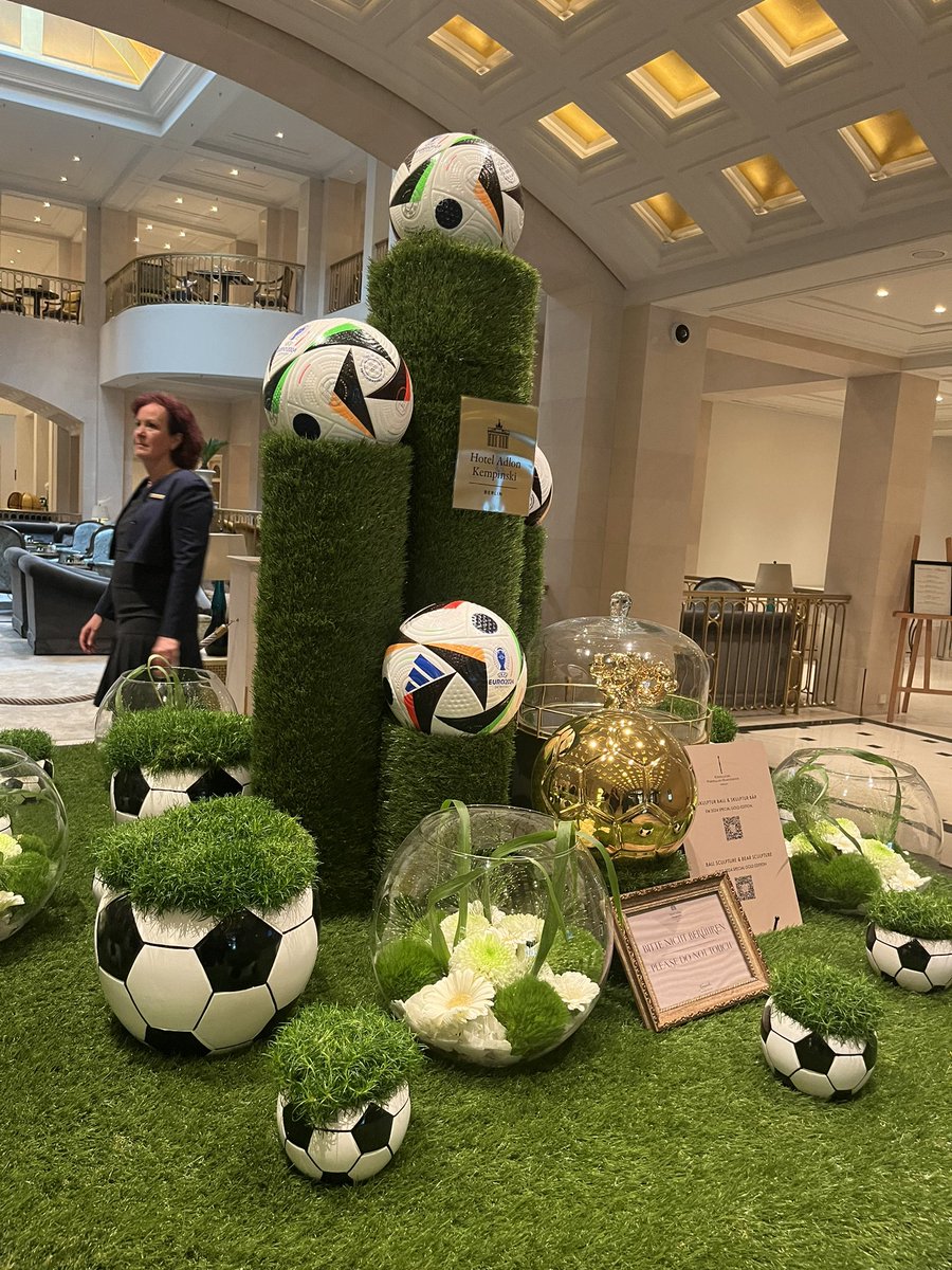 12年ぶりのベルリン。世界史好きにはたまらない街。昨日までは「サッカー選手を異常気象からどう守るか」というイベントを開催し、様々なステークホルダーと意見交換。
この一冊とともに、決勝まで滞在します。