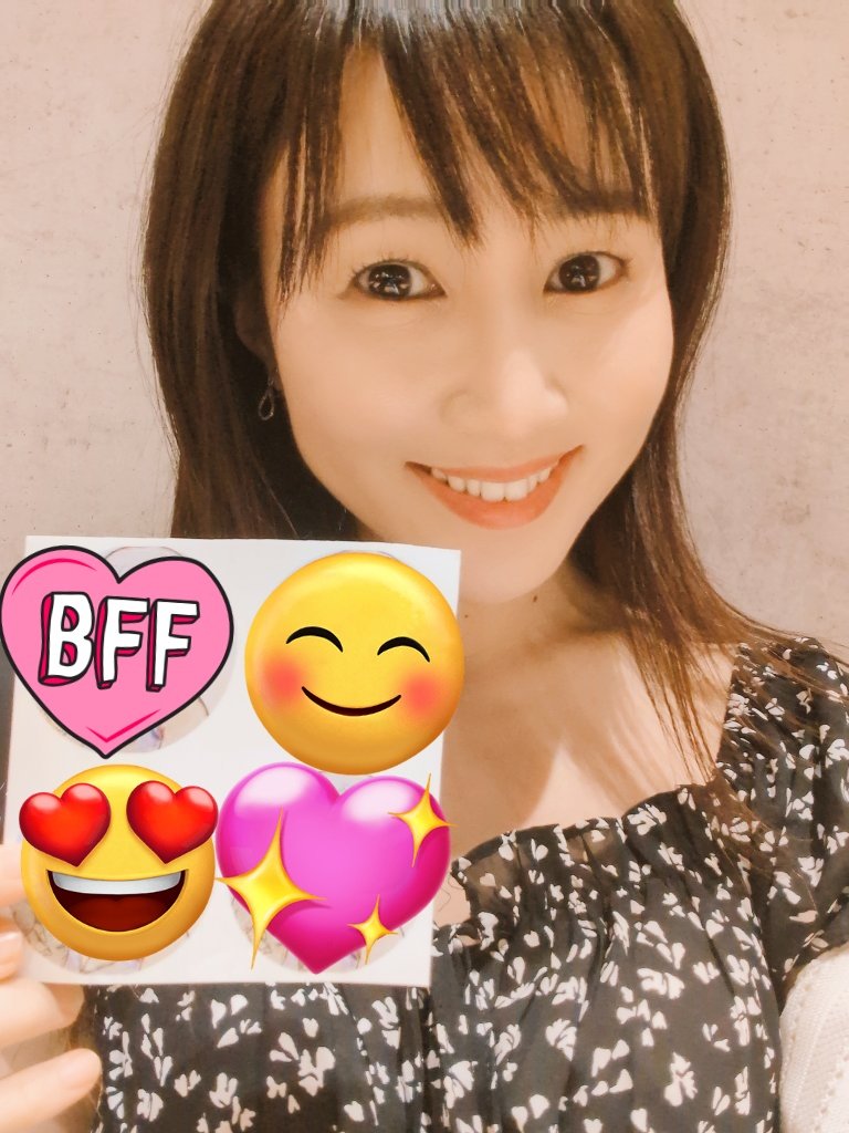 koube_ruru's tweet photo. 今日はありなちゃん誕生日オフ会だったの😆
みんな忙しいし暑いのに、来てくれてありがとう♥

やっぱり会えるだけでパワーもらえるし、こういう時間が1番大事だよね✨

ありなちゃんの限定ステッカーとキーホルダーGETしたよ🥰可愛すぎる✨

あと、みてみてー！誕生日ケーキ焼いてみたの😆 https://t.co/BOkVjEGwWr