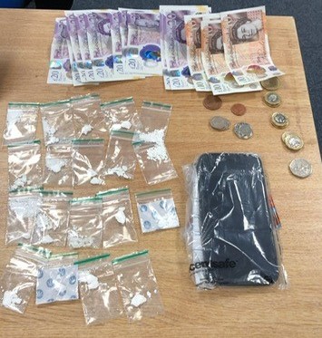 BridgnorthCops's tweet image. Yesterday a male was stop searched in Bridgnorth by a local officer.  A quantity of what is believed to be class A drugs were found in a bag that he was carrying.  Inside the bag was a quantity of cash.  The male was arrested on suspicion of Possession with intent to supply drugs