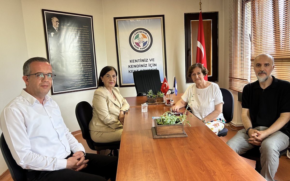 esk_kentkonseyi's tweet photo. Başkanımız Ahmet Kapanoğlu, Hayvan Hakları Çalışma Grubu Başkanımız Ece Bilgin ve Yürütme Kurulu üyemiz Av. Mustafa Çakı, sokak hayvanlarının uyutulmasını öngören ve TBMM Başkanlığı’na sunulan “Hayvanları Koruma Kanunu'nda Değişiklik Yapılmasına Dair Kanun Teklifi” ile ilgili önerilerini görüşmek üzere CHP Eskişehir Milletvekili Jale Nur Süllü ile bir araya geldi.
Toplantıda hayvan dostlarının, hayvan sevenlerin dışında vicdan sahibi hiç kimsenin de asla kabul etmeyeceği Kanun Teklifinde kapsamı daraltılan  “uyutma”  ile itlafın yumuşatılmak istendiğinin altı çizilerek sorunun en insani yollarla çözülmesi için sadece belediyelerin değil ülkenin ilgili tüm kurum ve kuruluşlarının harekete geçerek, kısırlaştırma seferberliği başlatılması hakkında görüş alışverişinde bulunuldu.
CHP Eskişehir Milletvekili Jale Nur Süllü’ye duyarlılığı ve verdiği destek için teşekkür ediyoruz.

#YasayiGeriCek
