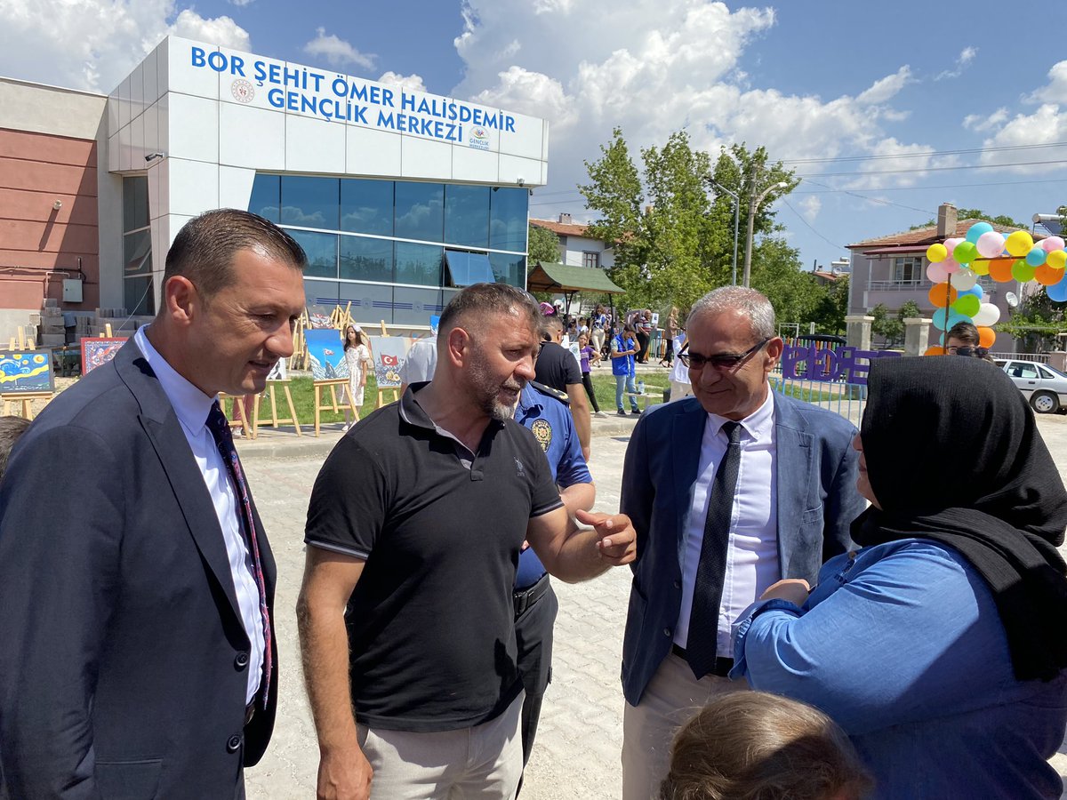 OHALISDEMIR_GM's tweet photo. Bor Kaymakamı, Bor Belediye Başkanı ve İlçe protokol üyelerininde yer aldığı Sanat Sergisinin Açılışı gençlik merkezimizde gerçekleştirildi.
Ömer Halisdemir Bor Gençlik Merkezimizde öğretmenlerimizin ve öğrencilerimizin özenle hazırlamış olduğu sanat sergisi büyük ilgi gördü. 🎨 https://t.co/vJUCOlvHIL