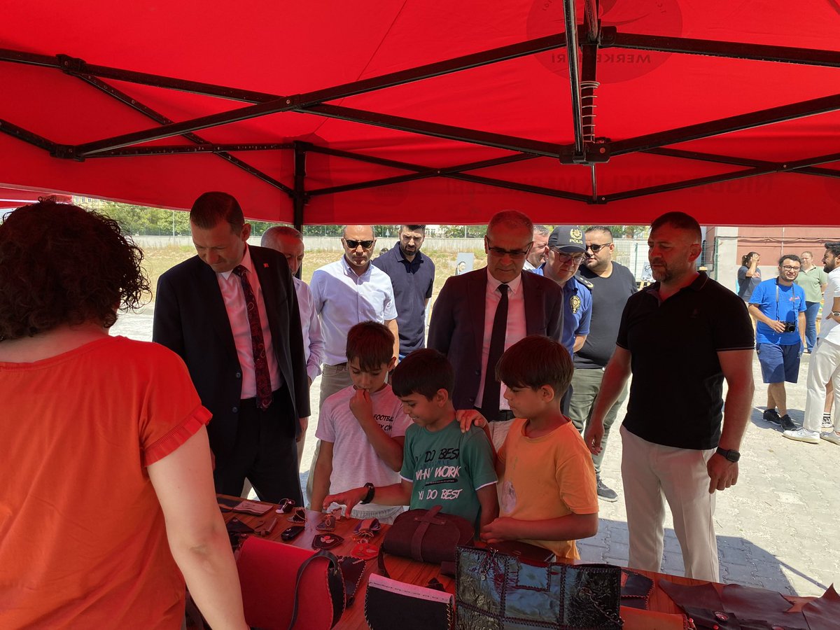 OHALISDEMIR_GM's tweet photo. Bor Kaymakamı, Bor Belediye Başkanı ve İlçe protokol üyelerininde yer aldığı Sanat Sergisinin Açılışı gençlik merkezimizde gerçekleştirildi.
Ömer Halisdemir Bor Gençlik Merkezimizde öğretmenlerimizin ve öğrencilerimizin özenle hazırlamış olduğu sanat sergisi büyük ilgi gördü. 🎨 https://t.co/vJUCOlvHIL