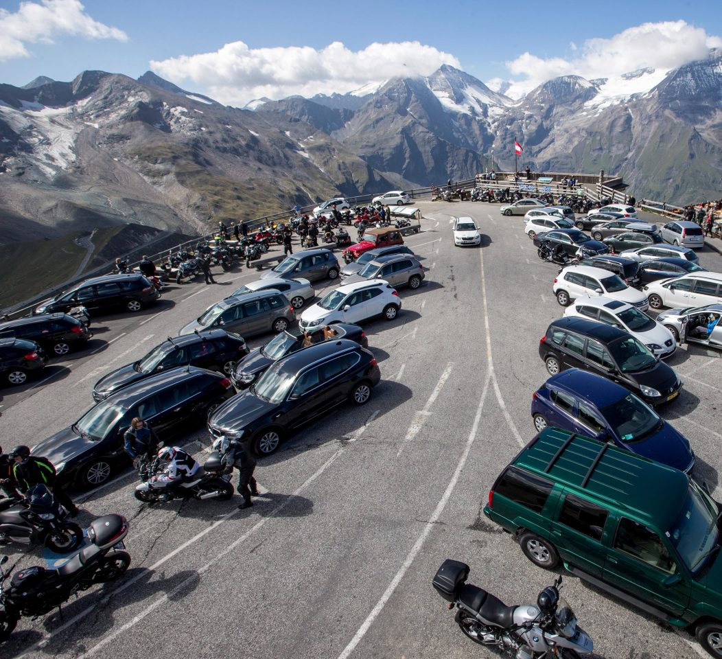 Rheintalstrecke, Brenner und Co: Der Verkehr in den Alpen braucht einen neuen Zugang, sagt <a href="/igls_rpl/">Stephan Tischler</a> Die gezielte Lenkung von Touristenströmen etwa, ein gut ausgebautes und überregional abgestimmtes Öffi-Netz und Anreize, das Auto zuhause zu lassen. bit.ly/3zI2a20
