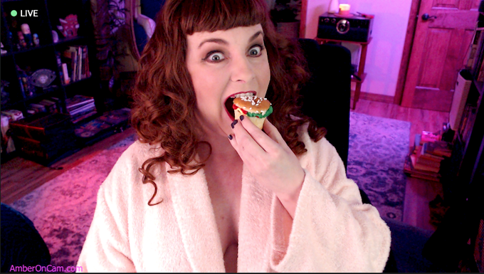 A cupcake that's decorated as a hamburger? Don't mind if I do! #CupcakeFetish https://t.co/m5kYFvjBK<a href="/tag/cupcakefetish"class="tags"><span>#cupcakefetish</span></a>