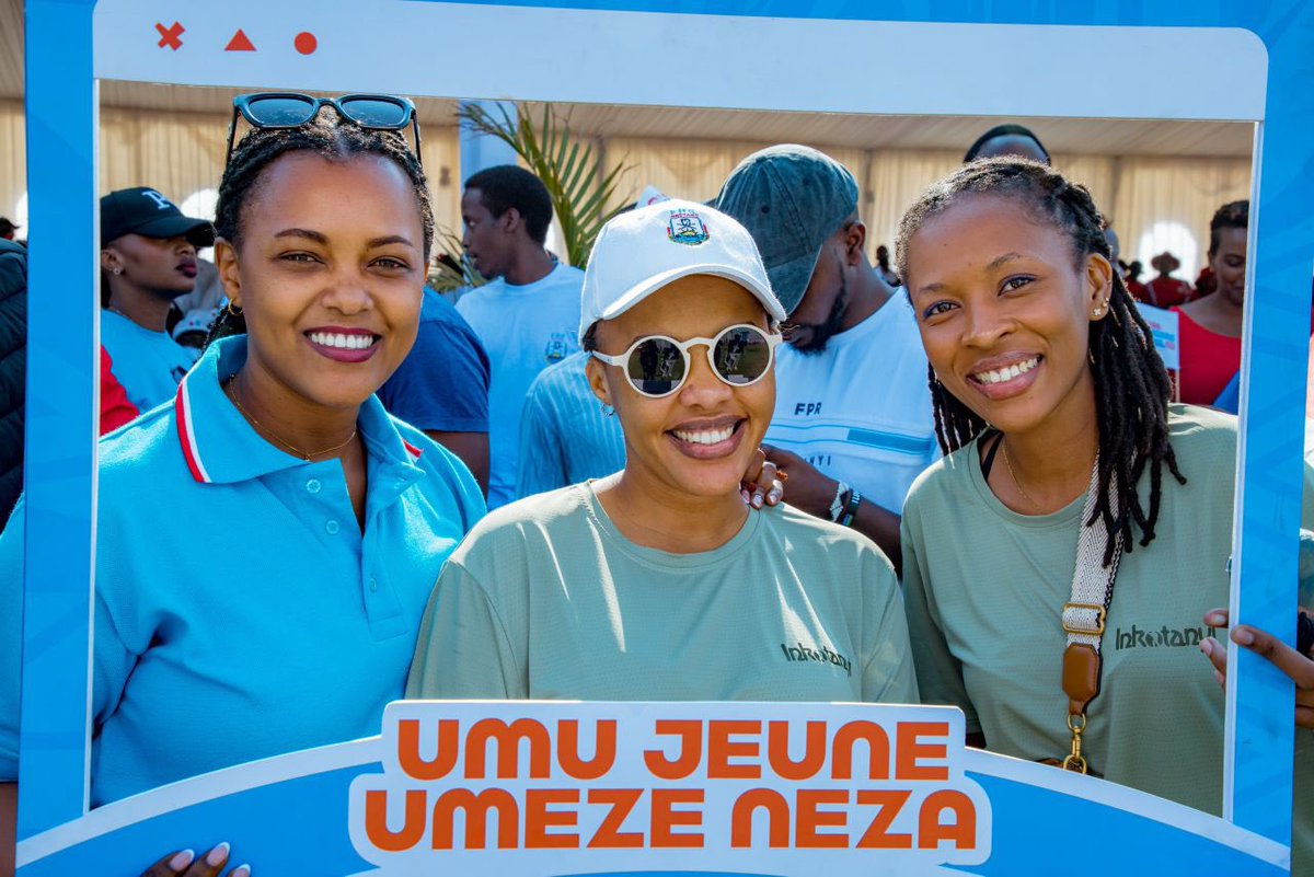 RuzindanaRUGASA's tweet photo. *️⃣ Mvuge iki?
*️⃣ Ndeke iki?
*️⃣ Mpere he?
*️⃣ Ngeze he!
❔ Mvuge umu jeune umeze neza se?
❔ Mvuge aba jeunes bishimye se!
👌 Gusa nyine #FPRonToP
🙏 Chairman wacu webare kuduha u Rwanda!
✊🟥⬜️🟦 #ToraKagame24 https://t.co/iX4nUPzr9Z