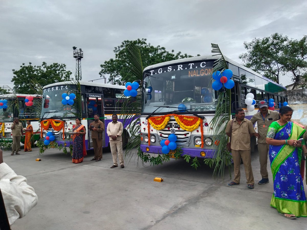 Ponnam_INC's tweet photo. నల్లగొండ బస్ స్టాండ్ లో నూతన బస్సులను సహచర మంత్రి వర్యులు కోమటిరెడ్డి వెంకటరెడ్డి గారితో కలిసి జెండా ఊపి ప్రారంభించడం జరిగింది
అనంతరం  బస్ స్టాండ్ నుండి జ్యోతిరావు పూలే భవన్ వరకు బస్సులో ప్రయాణం చేయడం జరిగింది!

@KomatireddyKVR https://t.co/F8LjVgBqfF