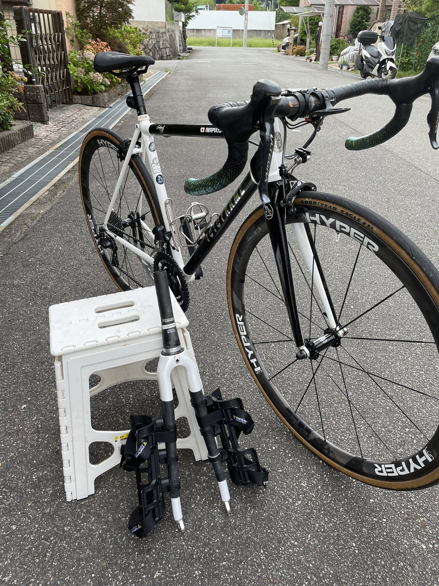 iwapucci's tweet photo. 北海道ツーリング用に、フォークラックを装着。春に同じフレームに交換した時にフォークが余ってたので、先にラックをつけた旧フォークご��交換。
これ楽ちんかも。ついでに1年ちょい履いたタイヤも交換。サイドは茶色だね。
#toyoframe #北海道ツーリング #北海道サイクリング #ロードバイク #自転車 https://t.co/sTxgVNZ4Sw