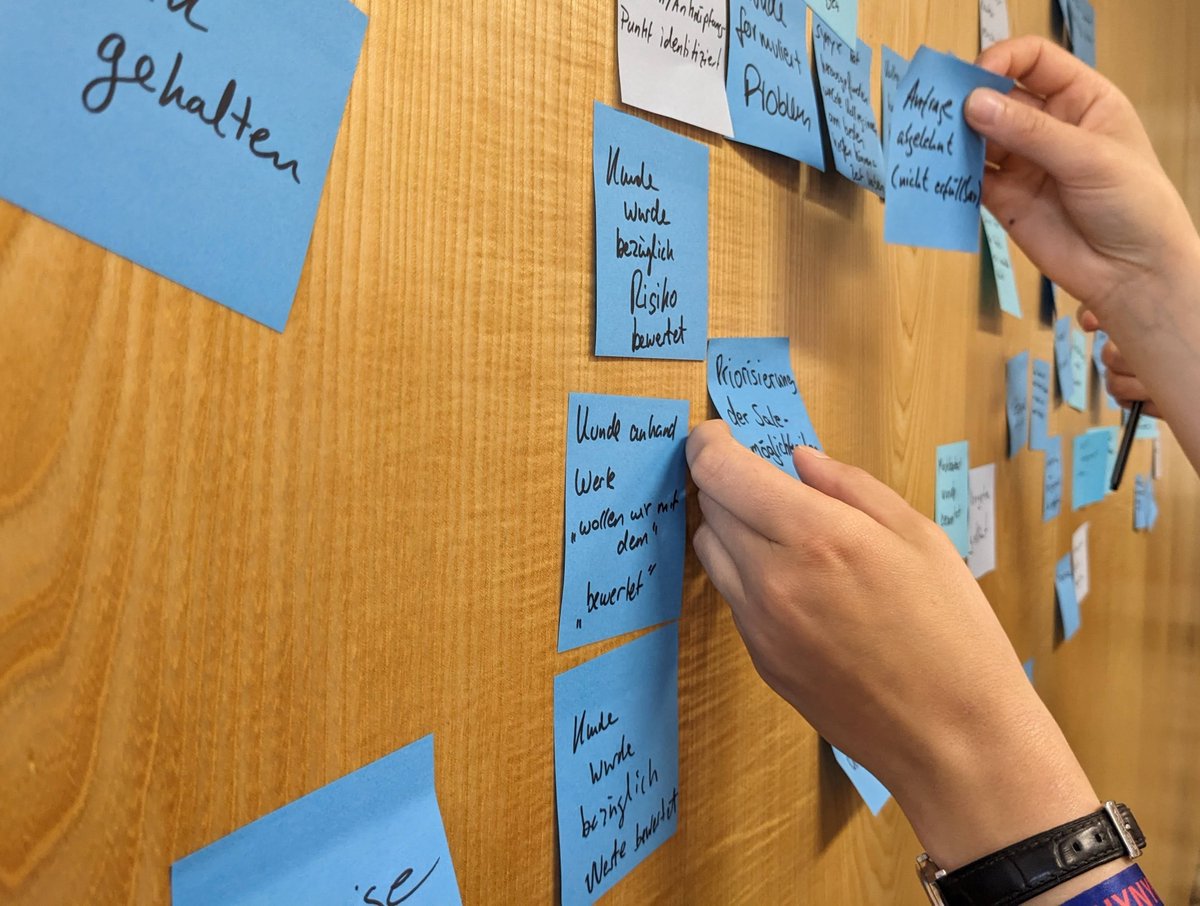Natürlich darf auf dem #synyxcamp ein Eventstorming nicht fehlen! 🌩️ #Eventstorming ist eine Workshop-Methode zur Visualisierung von Geschäftsprozessen und Events. Ideal für kollaborative Problemlösung und Prozessoptimierung! 💡 #Agile