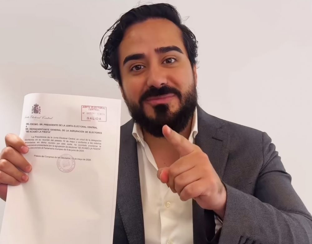 Rafael_Narbona's tweet photo. ESPAÑA, UNA NACIÓN CON UN MILLÓN DE MASTUERZOS

Según el barómetro del CIS, Alvise ha duplicado la intención de voto, pasando del 1'7% al 2'7%. Solo se me ocurren dos explicaciones. Uno: hemos sufrido una invasión extraterrestre y los alienígenas se están apoderando de las mentes de los ciudadanos. Dos: se ha producido una involución en la especie humana y, dentro de poco tiempo, las onomatopeyas y los gruñidos reemplazarán a las palabras. No sé que me parece más aterrador. Si esto sigue así, me marcharé a la Antártida. Como soy bajito y no me molesta demasiado el frío, tal vez pase desapercibido. Prefiero las grandes extensiones heladas a un país sumido en la imbecilidad, el fascismo y la demagogia.