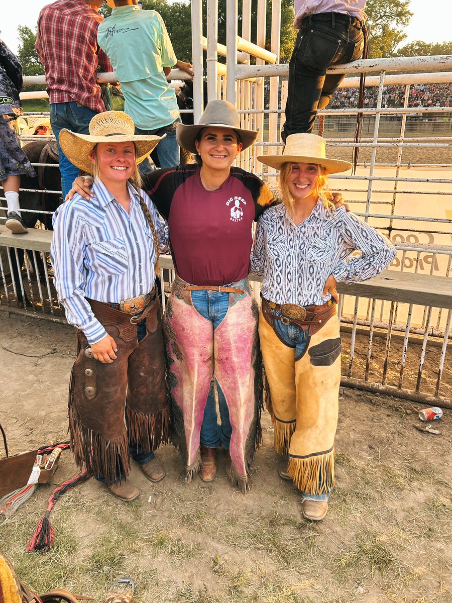 oneyedbetty's tweet photo. A few days of rodeoin and bronc riding with some pretty cool cats https://t.co/mMlj0Hrm7q